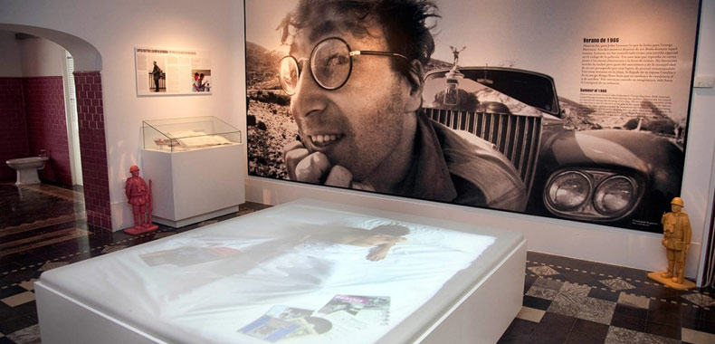 Habitación interior de la casa del cine sala de Jhon Lennon